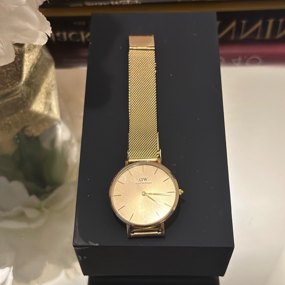 🕐 Great Condition 32mm Unitone Daniel Wellington Watch in Gold - Picture 4 of 11
